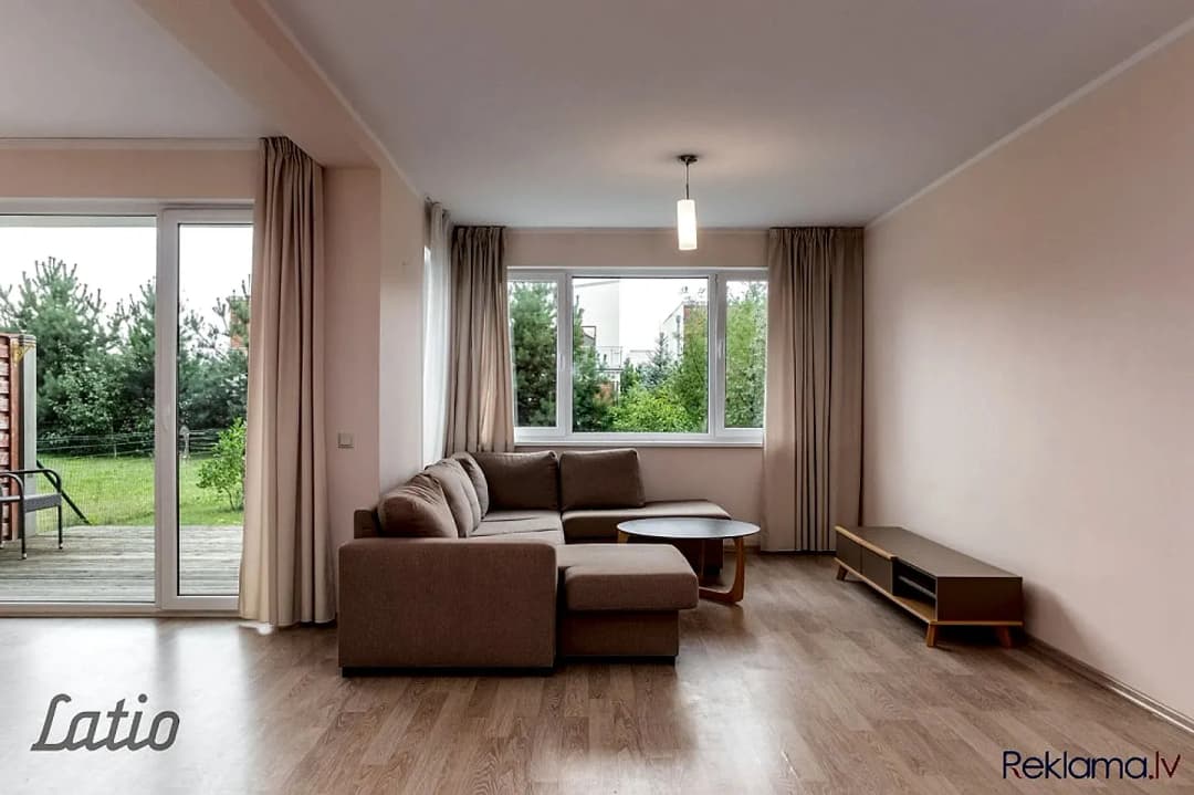Pārdod divstāvu māju privātmāju ciematā Piņkos.
Mājas pirmajā stāvā ir plaša — vēl bildes