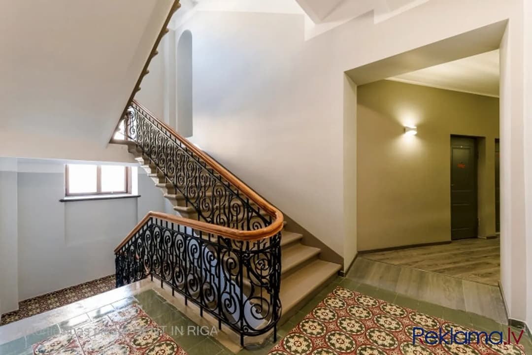 Iegādei pieejams studio tipa dzīvoklis renovēta ēka pašā Rīgas centrā. Šī ir lieliska — bilde 2