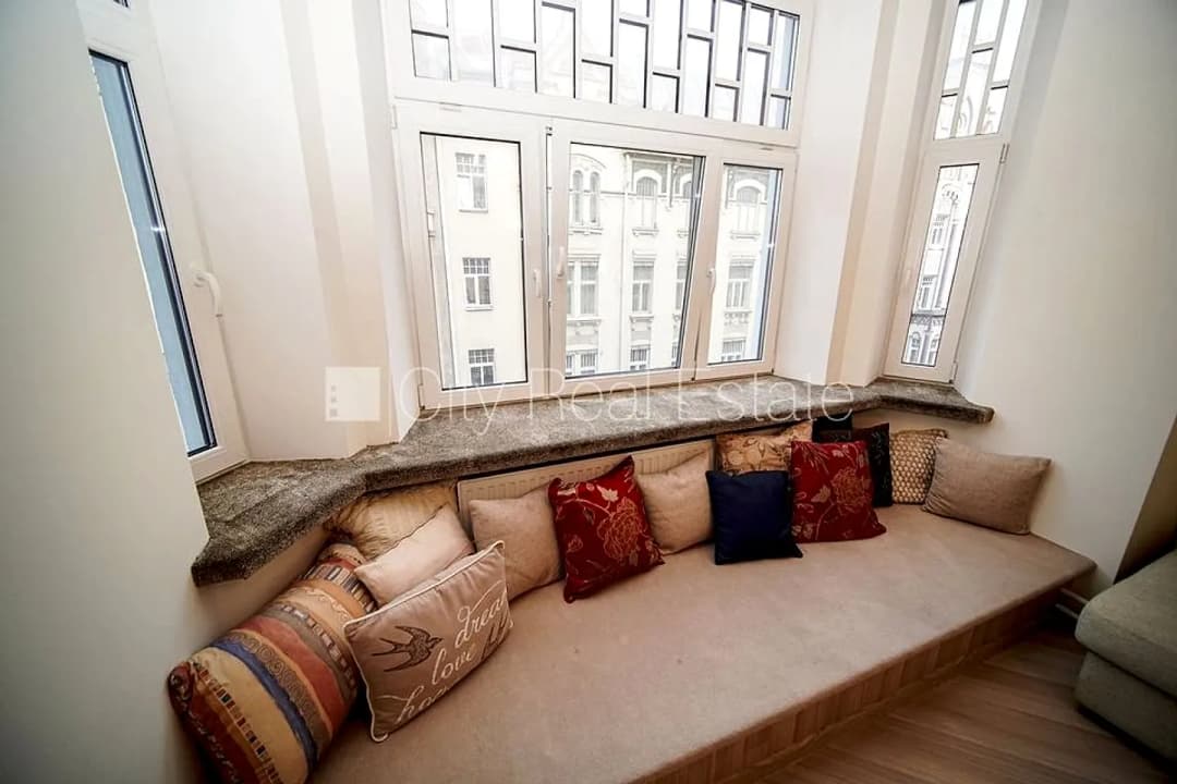 Fasādes māja, renovēta māja, ieeja no ielas, ir lifts, kāpņu telpa pēc kosmētiskā remonta, — bilde 3