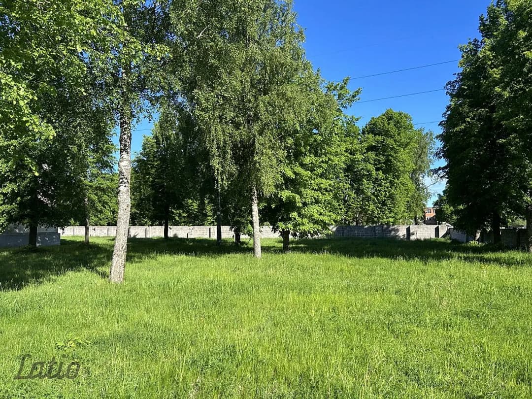 Pārdod apbūves zemi daudzstāvu ēkas būvniecībai līdz 5 staviem.
Regulāras formas zemes