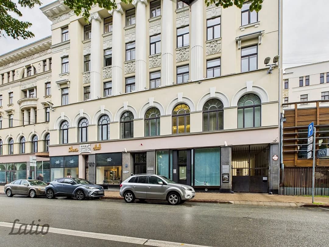 Investīciju iespēja ar stāvvietu plašas telpas renovētā vēsturiskā ēkā
Pārdod plašu