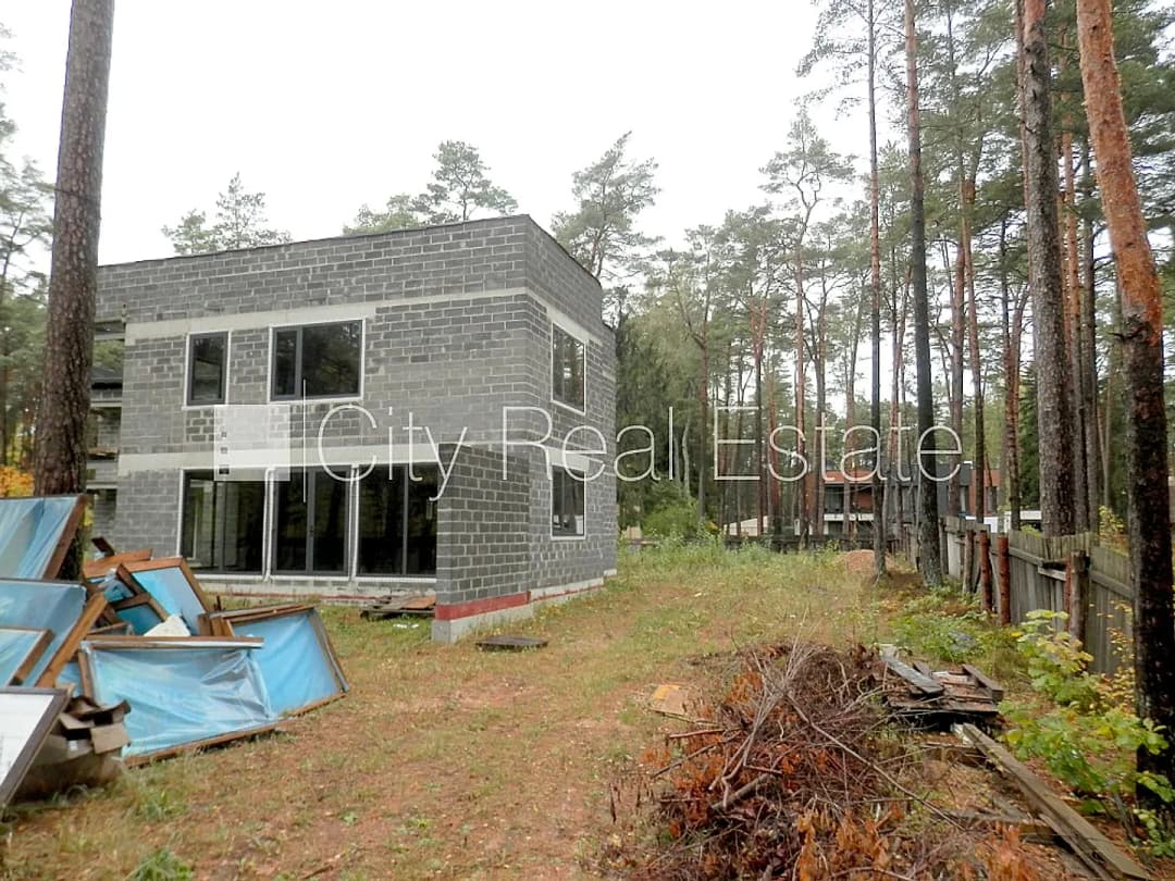 Dvīņu māja, jaunceltne, iežogota teritorija ar koka sētu, apsargāta teritorija, mājā — bilde 2