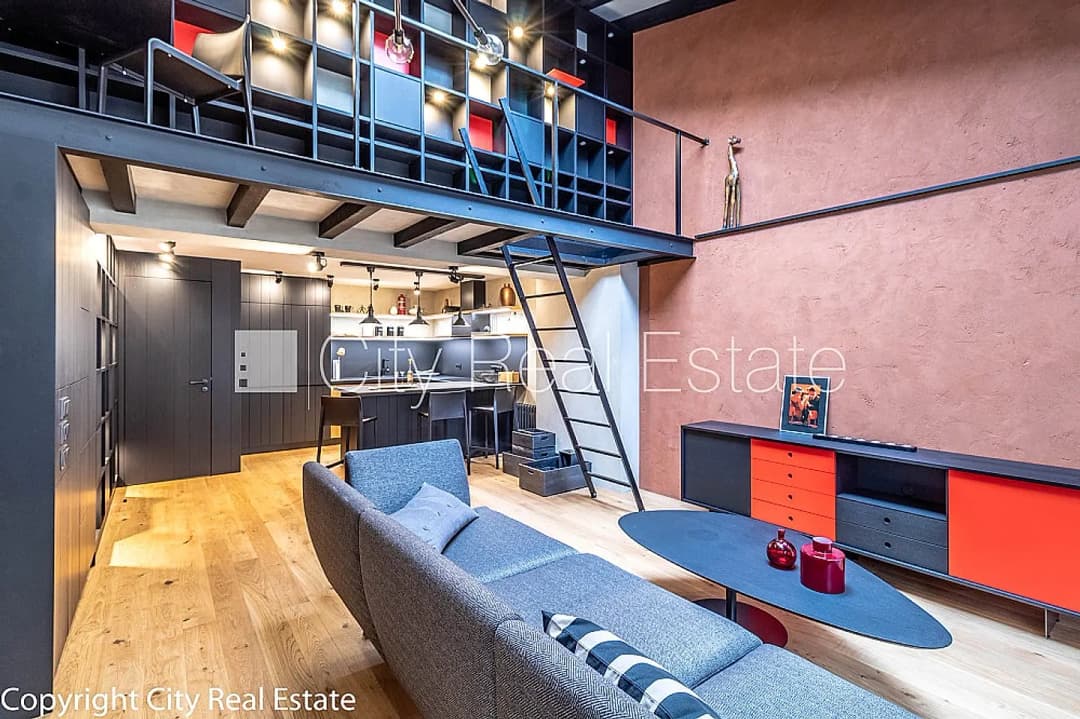 Pagalma māja, slēgts pagalms, vieta automašīnai, luksuss apartamenti , guļamistabu skaits 3