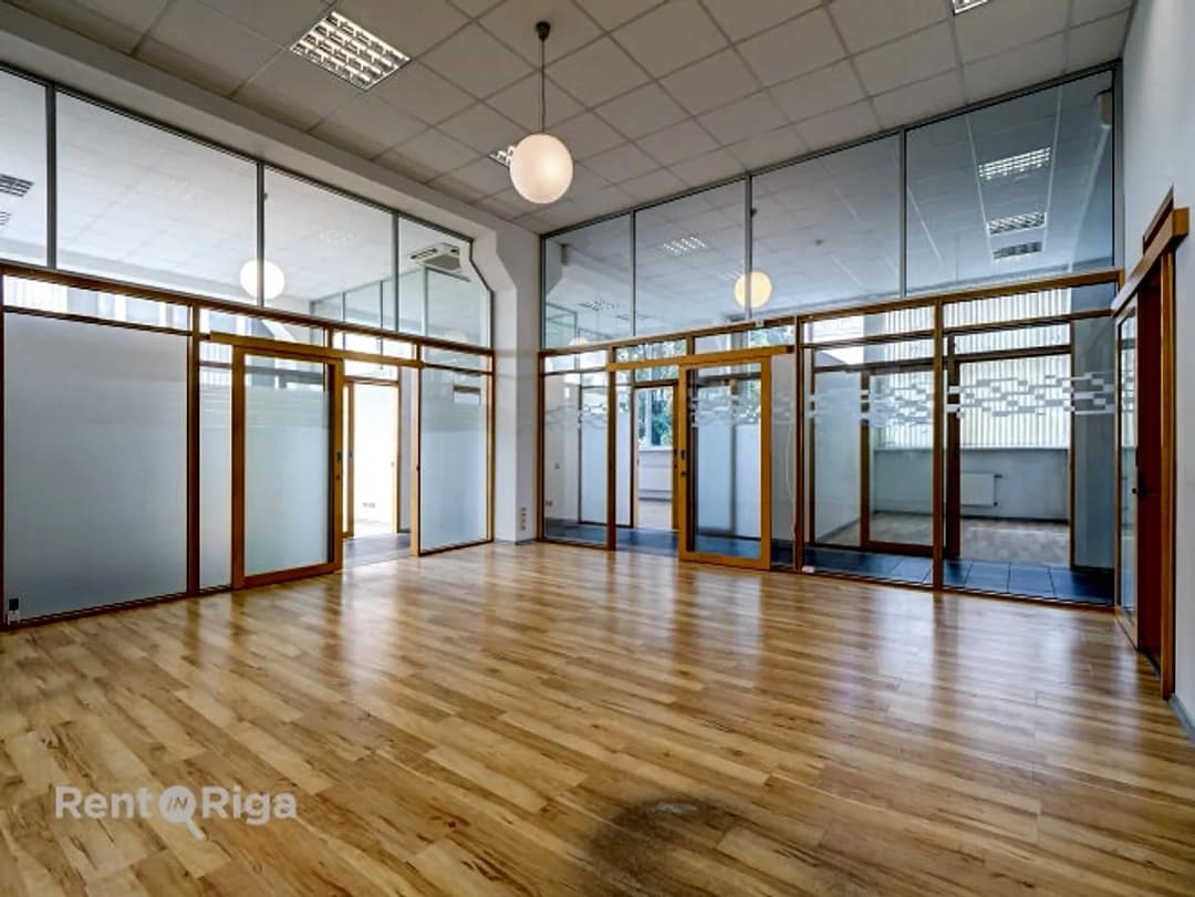 Telpas nomai Brasas tilta rajonā, Tēraudlietuves ielā 22. Piedāvājam plašas un ērtas biroja