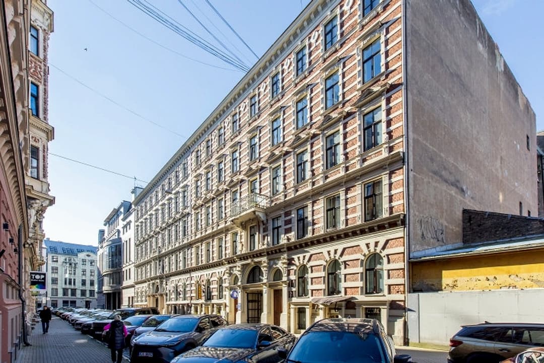 Izīrē plašu dzīvokli 6.stāvā bez lifta pie Vērmanes dārza. Dzīvoklī nepieciešams