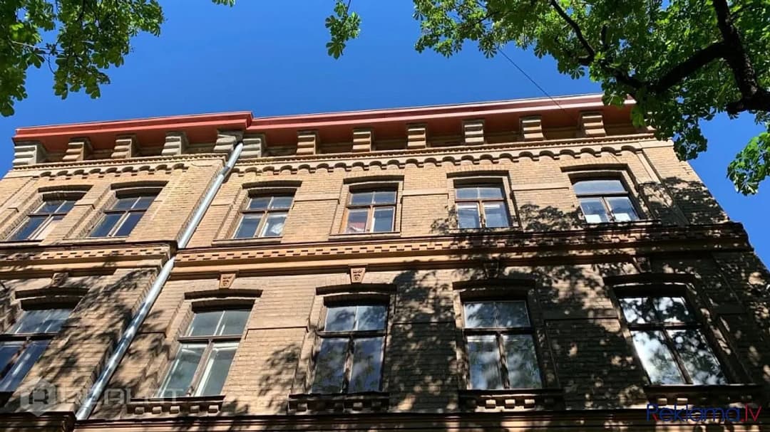 Pārdodas komercobjekts. 1. stāvā atrodas veikals, autoserviss, offis; 2. stāvā vingrošanas/ — vēl bildes