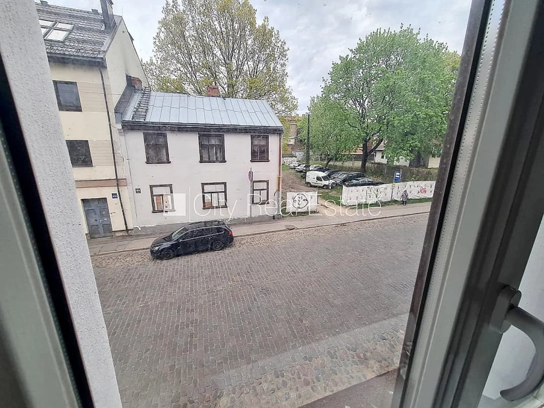 Fasādes māja, renovēta māja, ieeja no ielas, kāpņu telpa pēc kapitālā remonta, logi — vēl bildes