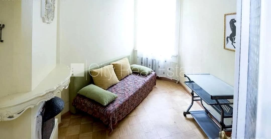 Vieta automašīnai, viena istaba izolēta, istabas caurstaigājamas, augstie griesti, kamīns,