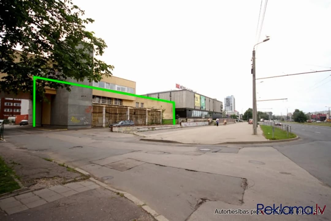 Tirdzniecības/biroja telpas pie "Mēbeļu nams". + 1. stāvs 400 m2. - Ieeja no fasādes,