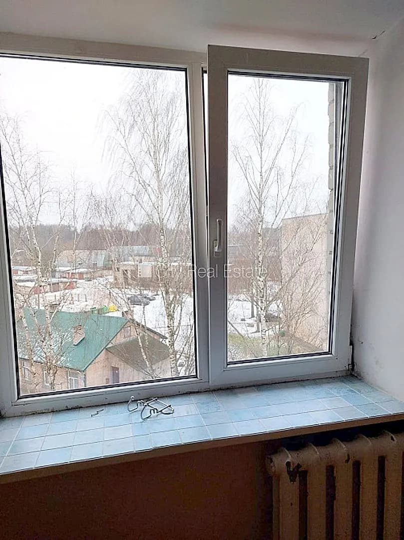 Fasādes māja, ķieģeļu mūra sienas, labiekārtots apzaļumots pagalms, kāpņu telpa pēc — bilde 4