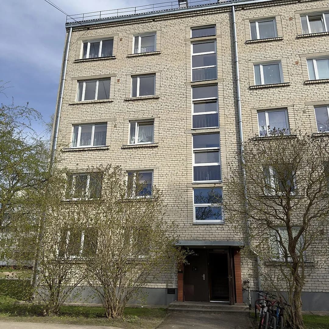 Tiek pārdots funkcionāls un saulains divu istabu dzīvoklis klusā un zaļā Ventspils rajonā,