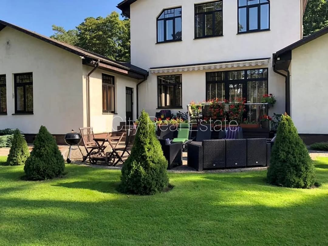 Labiekārtots apzaļumots pagalms, iežogota teritorija, terase, guļamistabu skaits 3 gab., — bilde 2