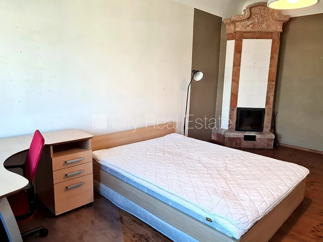 Fasādes māja, slēgts pagalms, ir lifts, balkons, logi vērsti mājas abās pusēs, istabas — vēl bildes