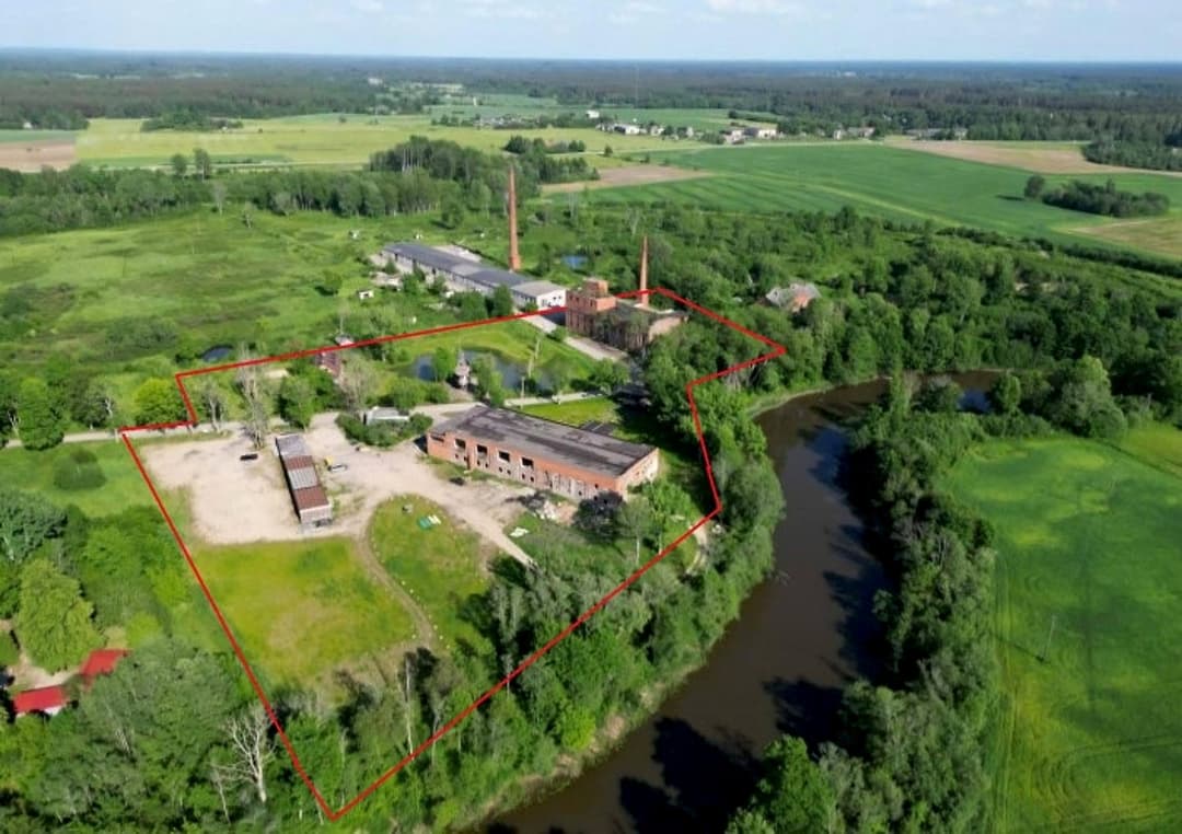 Pārdod bijušo Pāvilostas Spirta rūpnīcu Sakas upes krastā. Zeme 3,3 ha ar vairākām ēkām