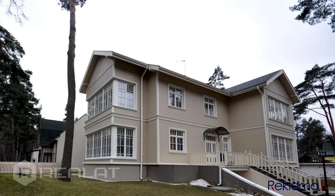 Ir pieejami citi dzīvokļi šajā mājā. Apartamenti Jūrmalā. Ar skaistu pagalmu, lapeni, — vēl bildes