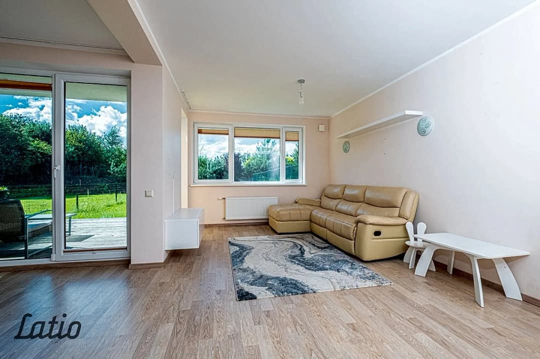 Izīrē no 01.04.2026 skaistu, plašu māju privātmāju ciematā Piņķos. 
Mājas pirmajā