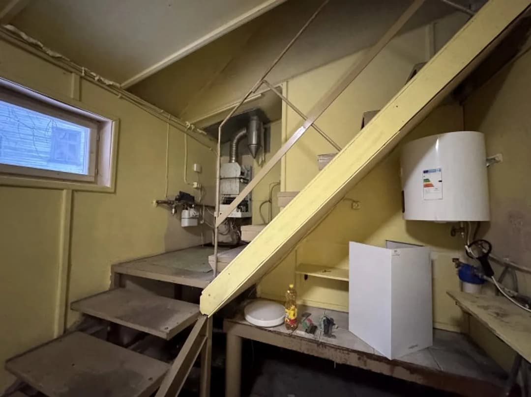 Atsevišķi stāvošā ēka un zemes gabals Āgenskalnā. + Būves kopējā platība 100.8 m2; + — vēl bildes
