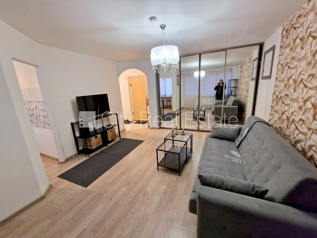 Fasādes māja, vieta automašīnai, ieeja no pagalma, lodžija 7,6 m2, logi vērsti uz pagalma — bilde 4