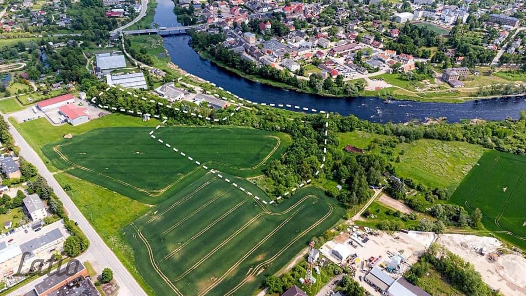 PIE MĒMELES UPES PĀRDOD ZEMES GABALU UNIKĀLA VIETA BIZNESAM VAI ATPŪTAI
Šis īpašums