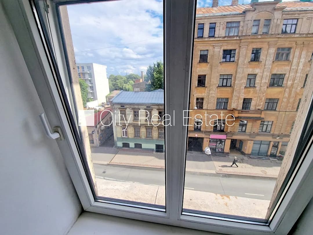Fasādes māja, renovēta māja, ieeja no ielas un pagalma, kāpņu telpa pēc kosmētiskā — bilde 4