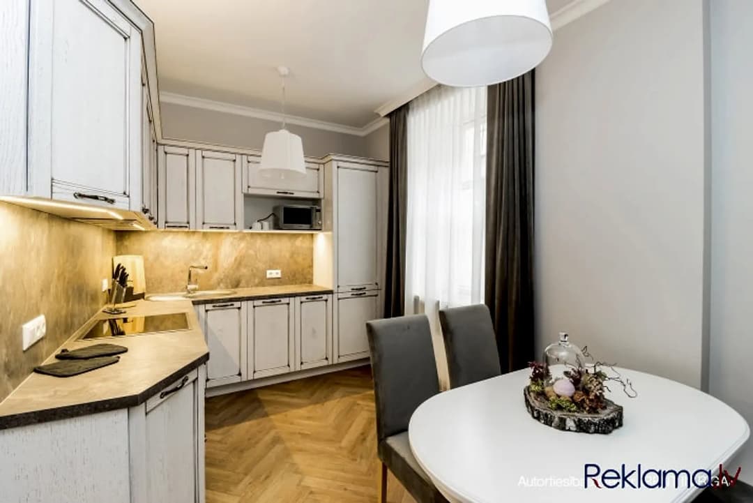 Piedāvājam īrēt ekskluzīvus divu istabu apartamentus Rīgas centrā, jaunā rekonstruētā — vēl bildes