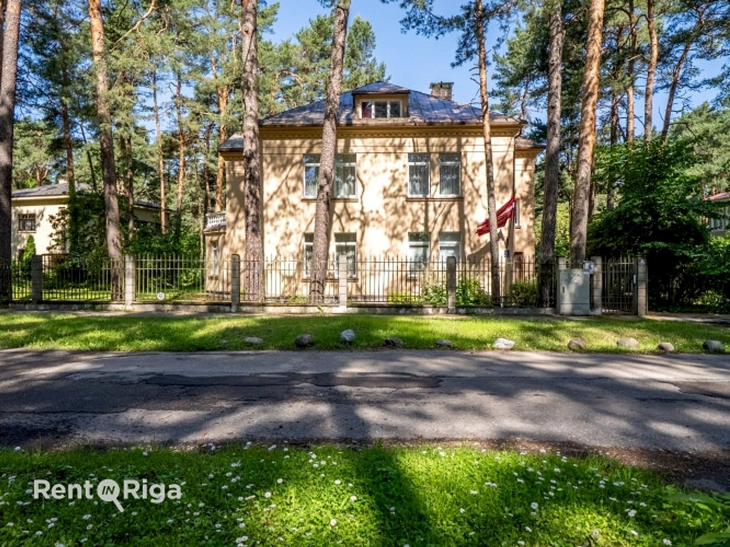 Pārdošanā eleganta mūra privātmāja vienā no pieprasītākajām Rīgas apkaimēm
