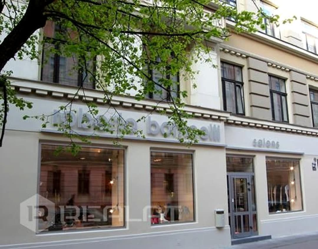 Iznomā apsildāmas noliktavas telpas 117,4 m2 platībā. Telpās griestu augstums ir 2,40 m ,