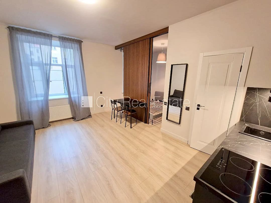 Fasādes māja, renovēta māja, slēgts pagalms, ieeja no ielas, ir lifts, kāpņu telpa pēc — vēl bildes
