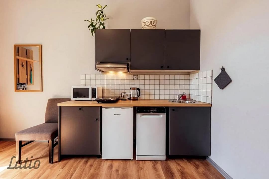 Plašs un saulains dzīvoklis Liepājas centrā ar privātu ieeju un ienesīgu īstermiņa īres — vēl bildes