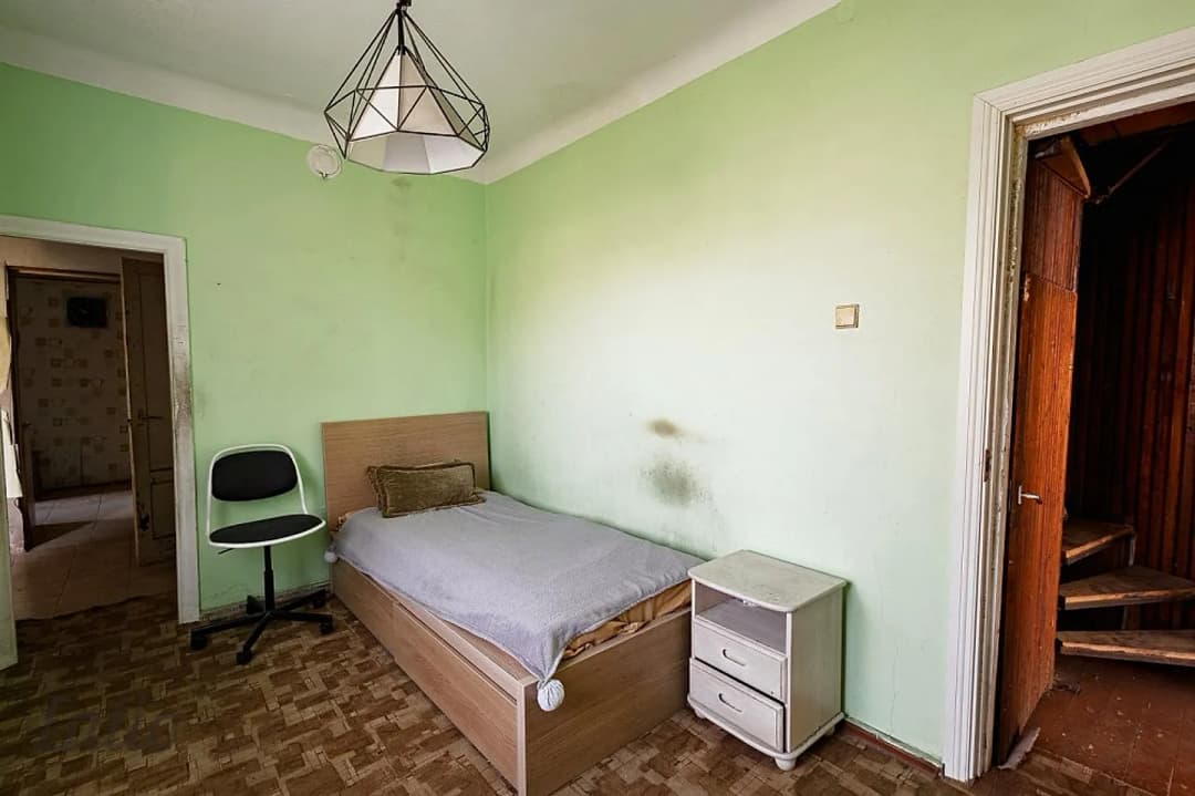 Pārdod privātmājas daļu ar zemes gabalu klusā privātmāju rajonā.
1975. gadā būvēta — vēl bildes