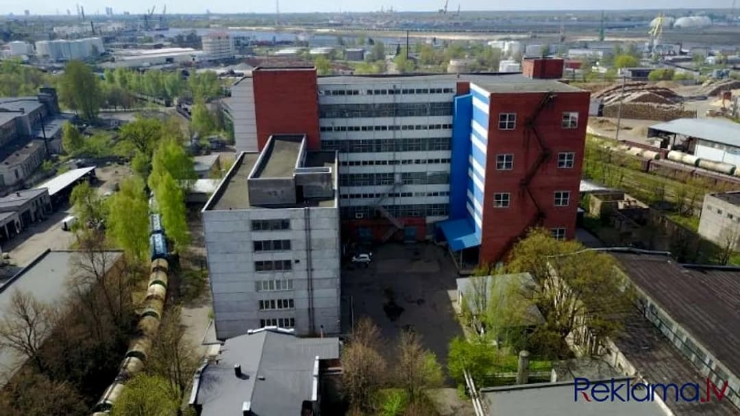 Ražotnes komplekss ostas tuvumā. Gar teritoriju ved dzelzceļa pievads, kuru iespējams