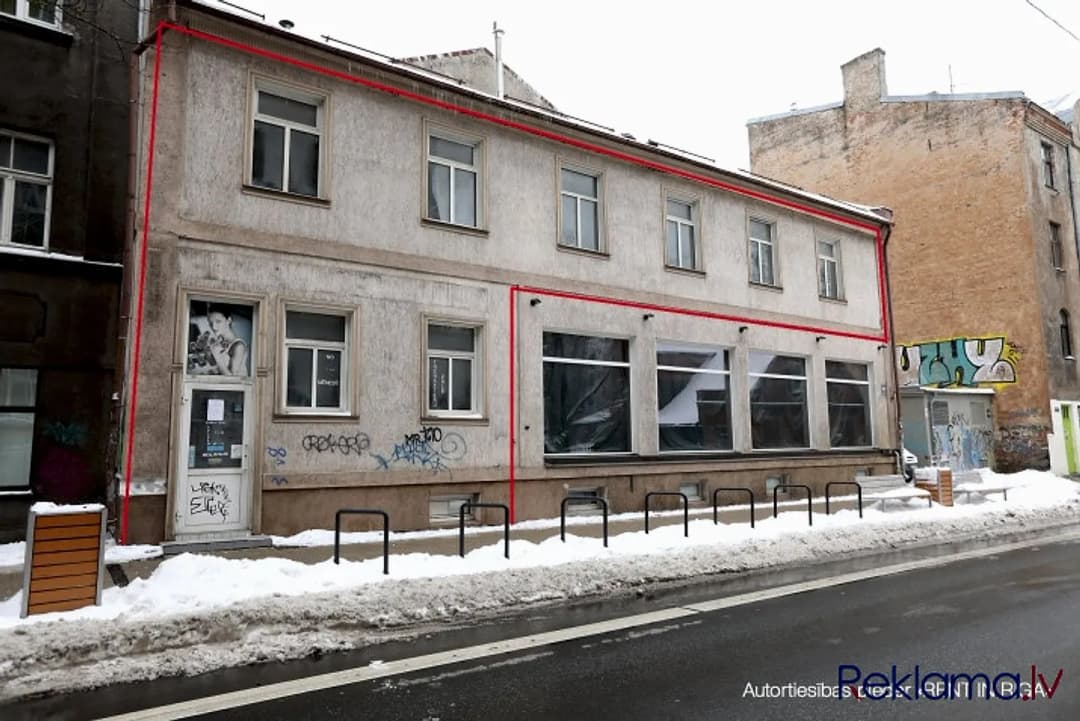 Multifunkcionālas telpas 416m2 platībā. 1. stāvā uzņemšanas/recepcijas telpa, puspagrabā