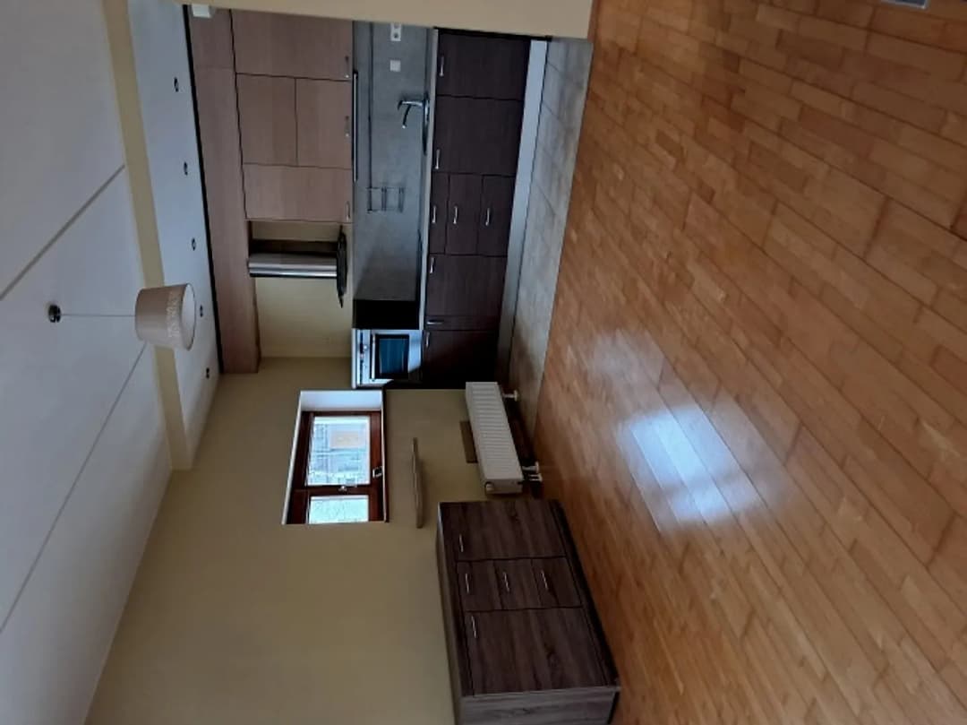 Pārdod plašu un gaišu 2 istabu dzīvokli Bišumuižā. Dzīvokļa plānojumu veido plaša