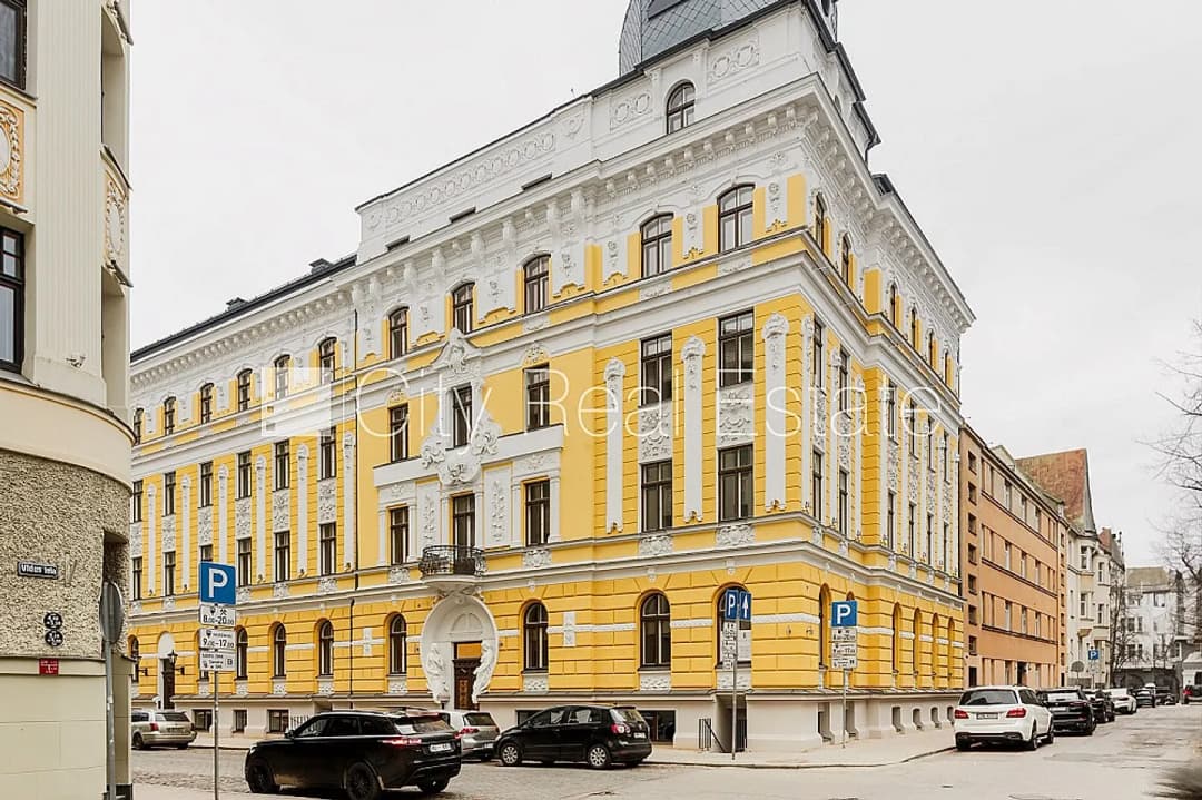 Fasādes māja, renovēta māja, energo efektīva māja, slēgts pagalms, iespēja nomāt