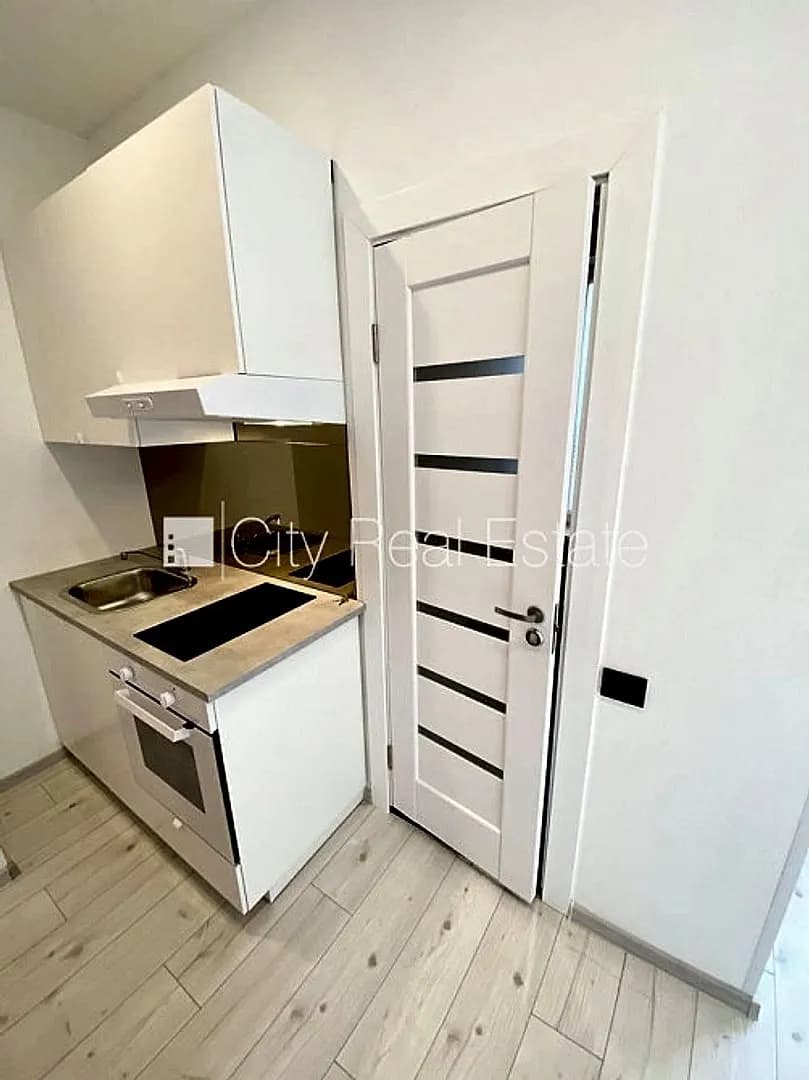 Fasādes māja, renovēta māja, ieeja no ielas, ir lifts, kāpņu telpa pēc kapitālā remonta, — vēl bildes