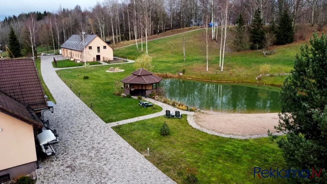 Pārdošanā fantastisks īpašums Līgatnē. Uz vērienīgā 7,1 ha zemesgabala ierīkota 3- — vēl bildes