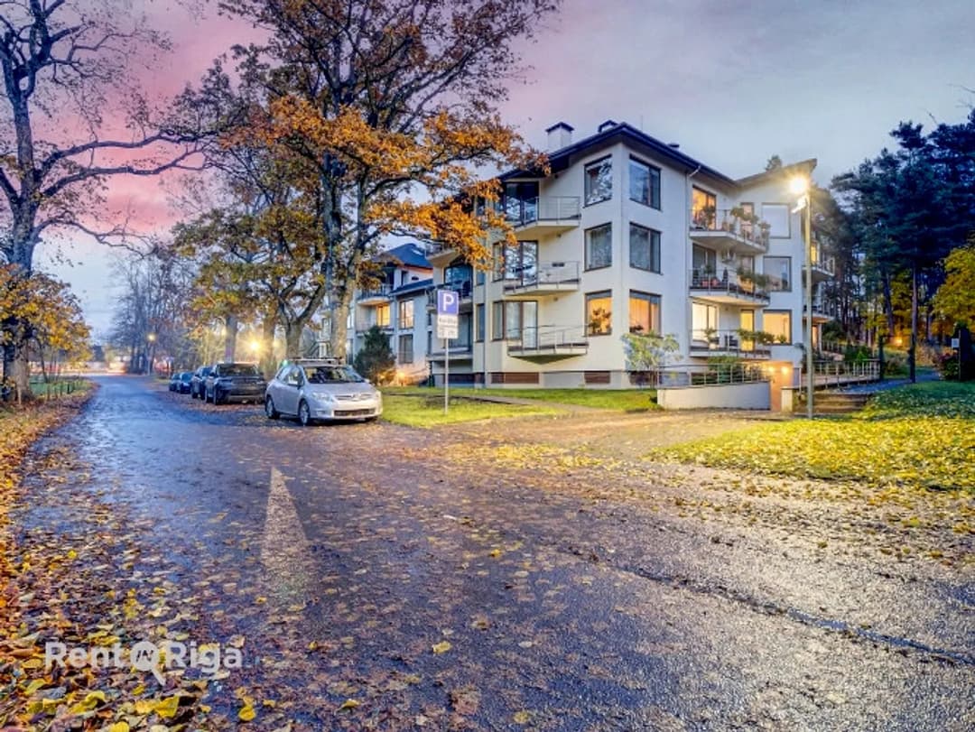 Pilnībā aprīkots un mēbelēts dzīvoklis ēkas augšējā stāvā, ar divām pazemes