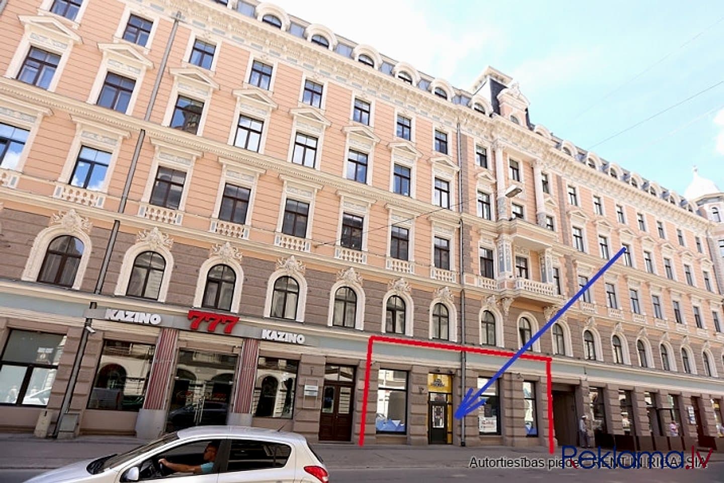 Plašas telpas pilsētas centrā. + Pilsētas komunikācijas; + Pēdējais nomnieks bija spēļu