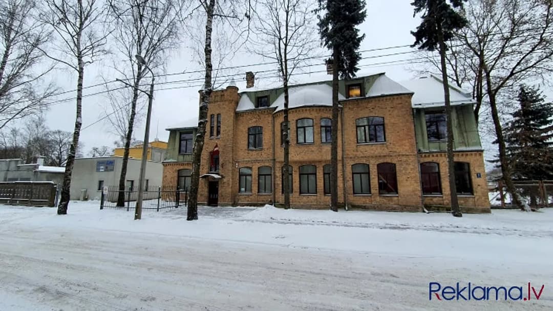 Birojs stratēģiski izdevīgā vietā. + 3 izolētas biroju telpas; + 1 open space telpa birojam