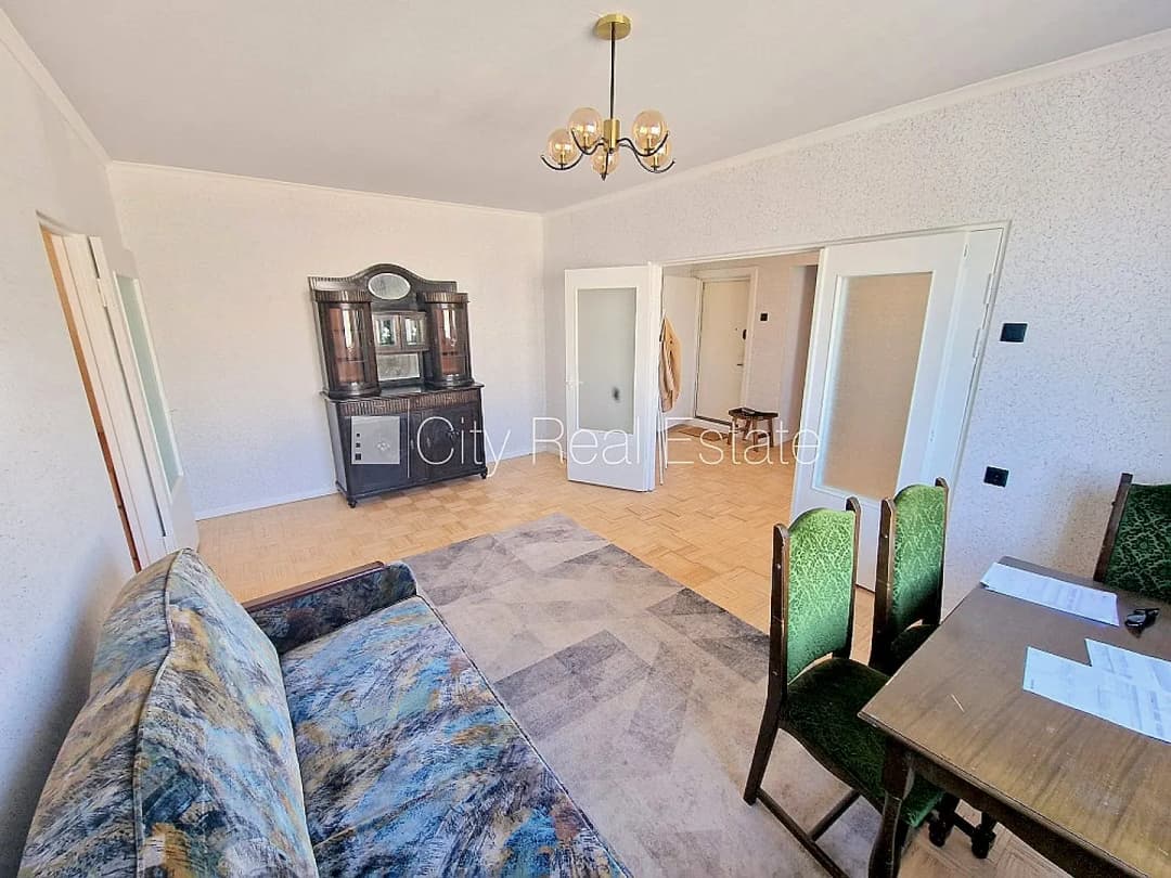 Pagalma ēka, ieeja no pagalma, divas lodžijas, logi vērsti mājas abās pusēs, plašs skats no