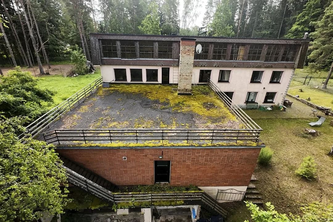 Pārdod īpašumu meža ielokā, pašā Daugavas krastā ar savu upes līci laivas piestātnei. — vēl bildes