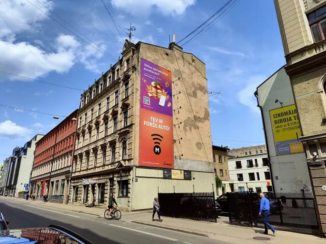 Biroja telpas renovētas ēkas 4. stāvā. Labiekārtota, sakopta un bruģēta teritorija, pagalma