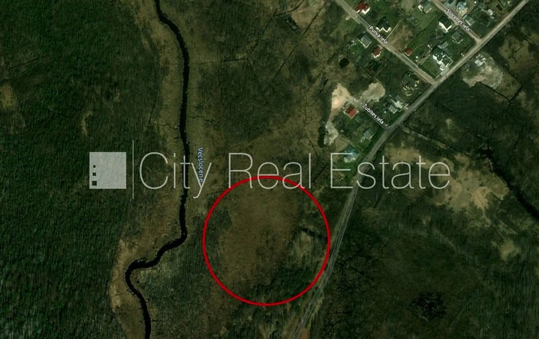 Zaļā teritorija, labiekārtota apzaļumota teritorija, zeme robežojas ar ielu, līdz jūrai 400 — vēl bildes