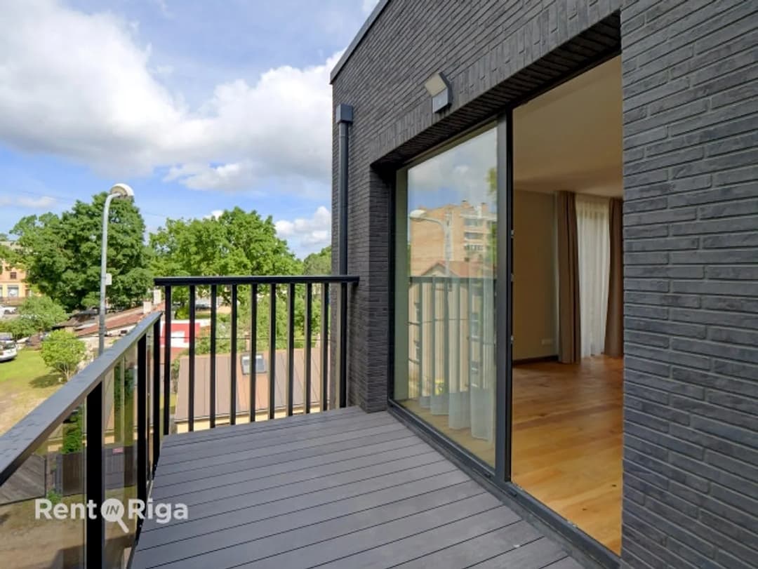 Īrei tiek piedāvāts trīs istabu dzīvoklis jaunajā projektā " Zelta ozols". Mājokļa