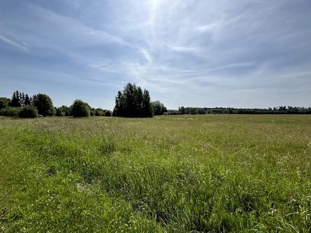 Pārdod 1,92 ha lielu zemes gabalu Ādažos. Ir izstrādāts detālplānojums, kas paredz sadali 7