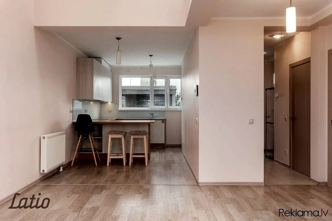 Pārdod divstāvu māju privātmāju ciematā Piņkos.
Mājas pirmajā stāvā ir plaša — bilde 3