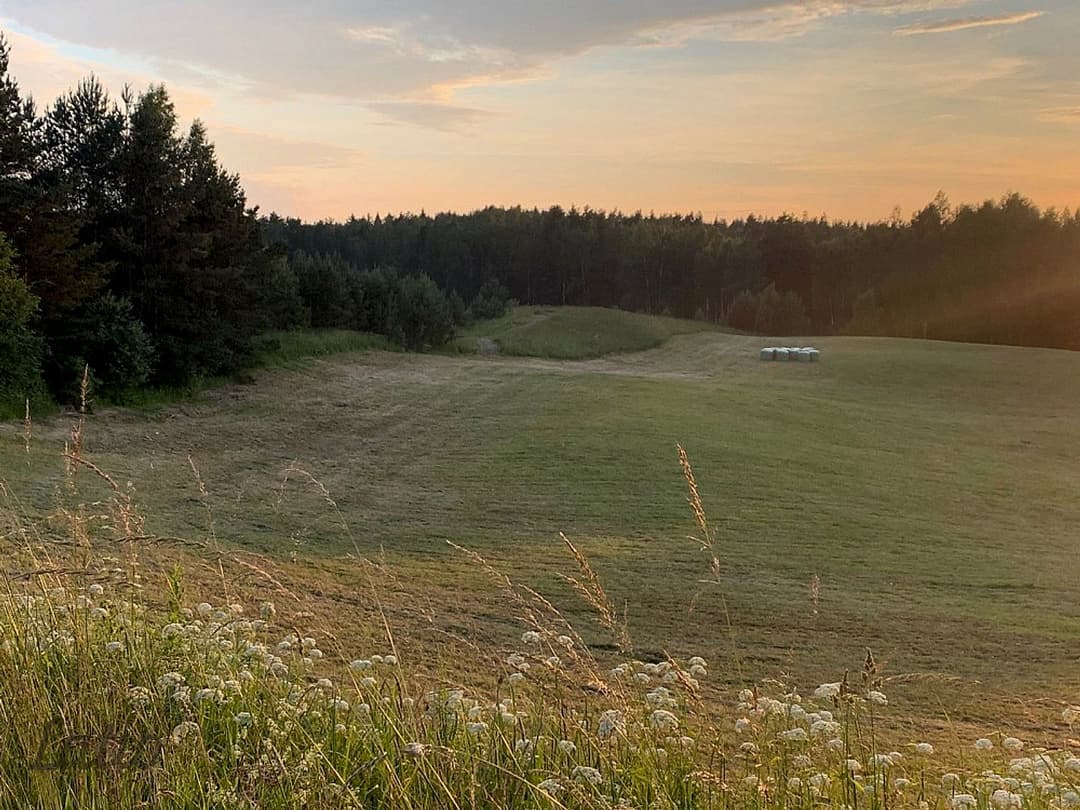 Pārdod apbūves zemi 15km no Alūksnes admin. centra, Kalncempju pagasta "Zaķi".
Zeme atrodas