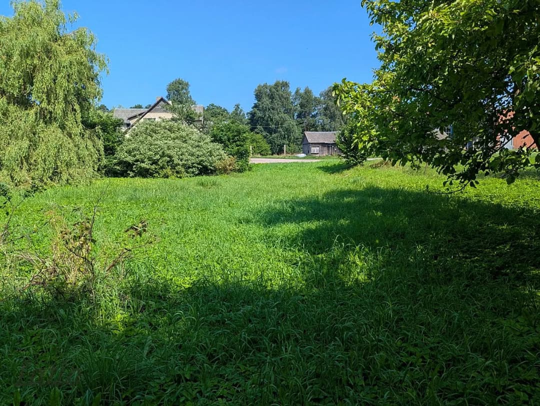 Pavisam tuvu jūrai pardod plašu īpašumu, kas sastāv no 2 zemes gabaliem (0,55 un 0,3855 ha) un — vēl bildes