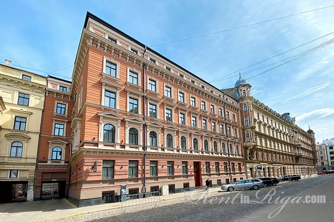 Piedāvajam plašu 3 istabu dzīvokli renovētā namā Rīgas centrā, klusā vienvirziena ielā