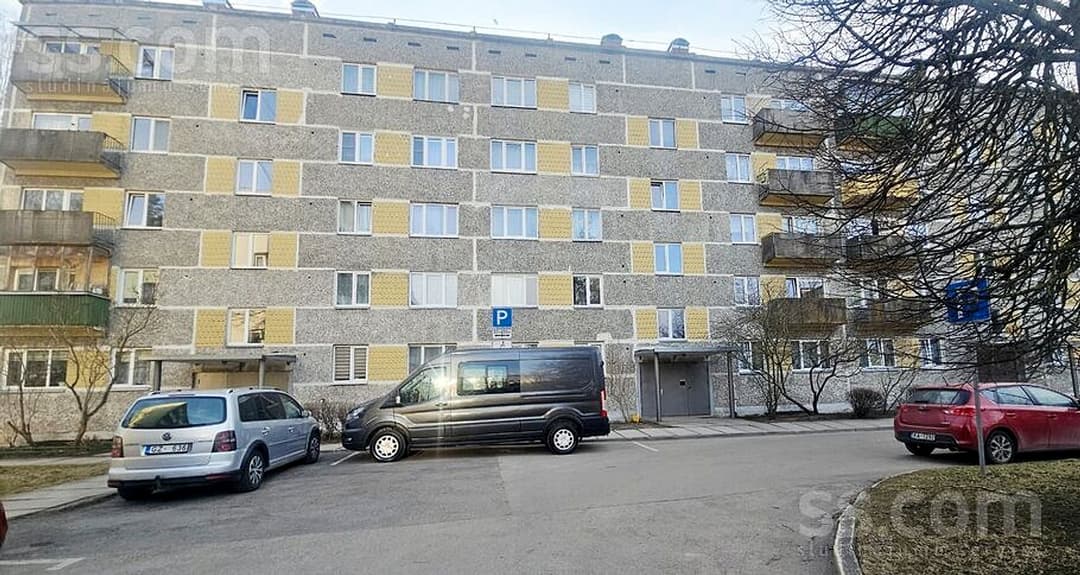 Trīsistabu dzīvoklis — Celtnieku 14